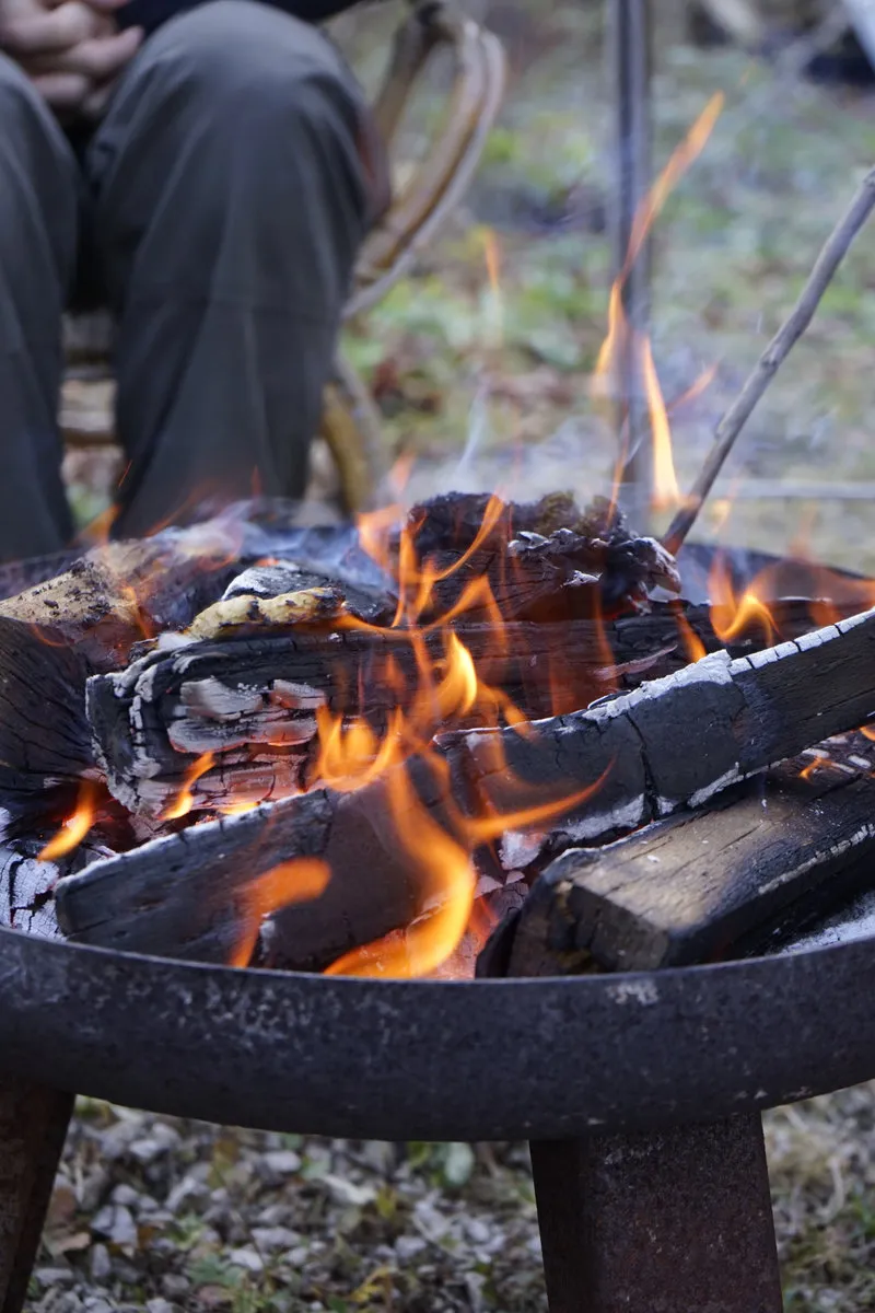 Nahaufnahme eines Feuers in einer Feuerschale